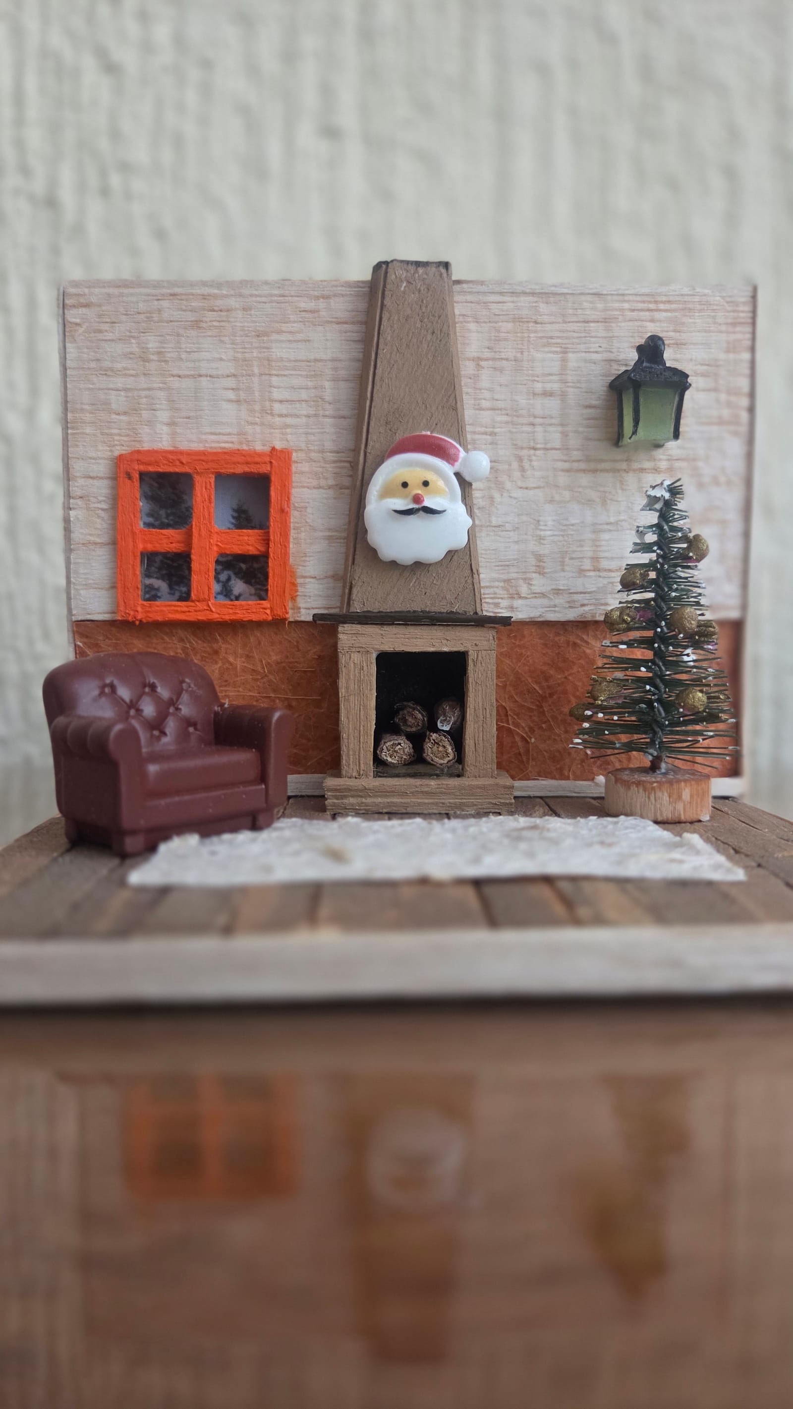 Diorama de Natal pequeno com lareira, poltrona e árvore — modelo com Papai Noel na chaminé