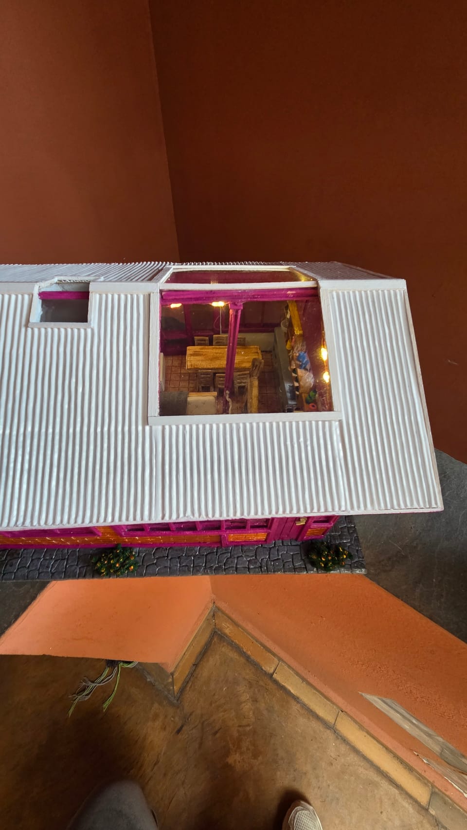 Réplica de casa térrea de tijolinhos com detalhes em vinho, telhado claro removível e interior mobiliado — telhado removido, mostrando o interior